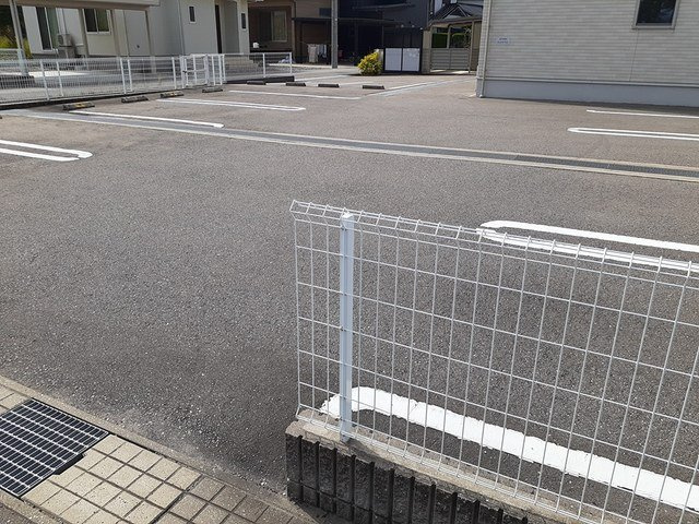 ラ　ルーチェの駐車場|車をお持ちの方に嬉しい駐車場付きの物件です