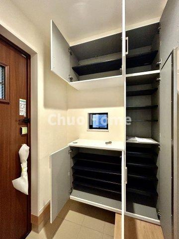 葛飾区南水元4丁目新築分譲住宅の玄関|【玄関】玄関には大型のシューズクローゼットを設置しておりますのでいつでもスッキリりとした空間を保てます。玄関周りを清潔に使うのはとても大事なことですよね。