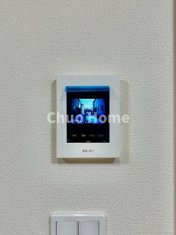 葛飾区南水元4丁目新築分譲住宅のセキュリティ|【モニターホン】誰が来たかすぐにわかるカラーモニター付きインターホン。通話ボタンを押すまでは室内の音は漏れていませんので相手を確かめてから応対できます。