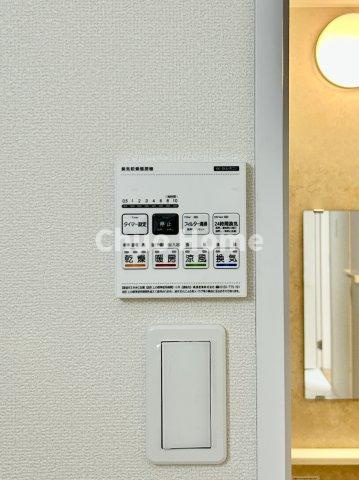 葛飾区南水元4丁目新築分譲住宅の冷暖房・空調設備|【浴室乾燥機】暖房・冷風・換気・乾燥が可能です。毎日を快適に過ごせるうれしい機能が揃っています。雨の日の洗濯物も安心です。