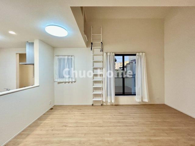 葛飾区南水元4丁目新築分譲住宅のキッチン|視界に広がりを生むオープンなキッチン。料理や片付けをしながら、家族との会話を楽しんだり、リビングで遊ぶ子どもを見守れます。ご見学時には家具の配置などもイメージしながらぜひご覧になって見て下さい。