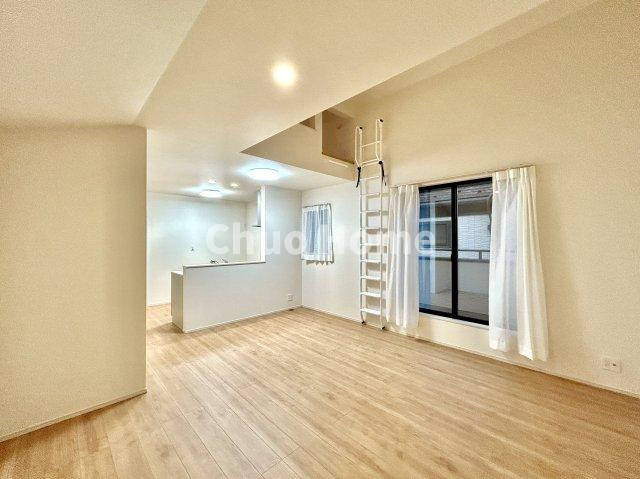 葛飾区南水元4丁目新築分譲住宅の居間・リビング|【リビングダイニング】一日の中で多くの時間を過すことになるリビングダイニングだからこそ、いつも穏やかな空間であることが必然。爽やかな通風と採光を存分に感じる事が出来る空間です。