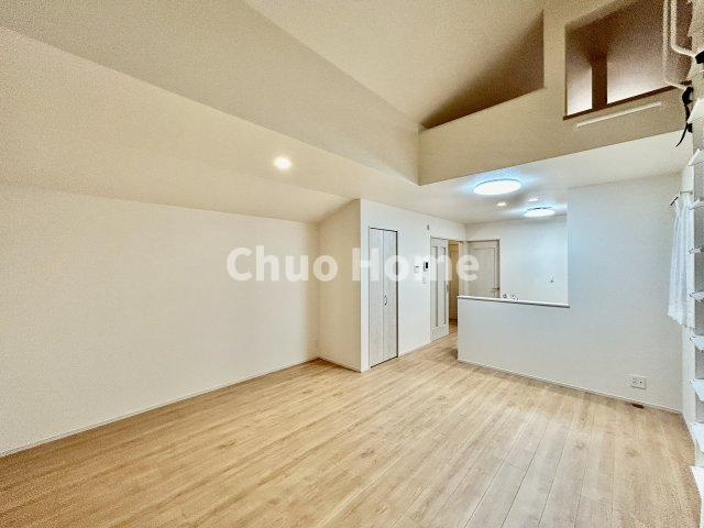 葛飾区南水元4丁目新築分譲住宅のダイニング|【ダイニング】忙しい朝でも、しっかり家族が揃って食事をして頂けるゆとりある大きさのダイニングスペース。奥様が作る手料理をカウンター越しに受けとって頂き、テーブルで囲む素敵な時間を存分に愉しんで下さい。