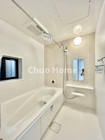 葛飾区南水元4丁目新築分譲住宅の浴室|【バスルーム】暖房換気乾燥機付きシステムバスルーム。暖房・冷風・換気・乾燥など、毎日を快適に過ごせるうれしい機能が揃っています。雨の日の洗濯物も安心です。