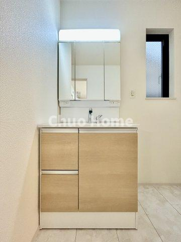 葛飾区南水元4丁目新築分譲住宅の独立洗面台|【洗面化粧台】洗面化粧台には三面鏡を採用。身だしなみを整えやすい事はもちろんですが、鏡の後ろに収納スペースを設ける事により、散らかりやすい洗面スペースをすっきりさせる事が出来るのも嬉しいですね