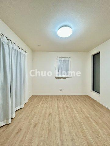 葛飾区南水元4丁目新築分譲住宅の洋室|【洋室】快適に過ごす条件は、一人ひとり違います。だからこそ飾り過ぎないシンプルな内装と偏り過ぎないデザインで統一しております。居住していく中でオーナー様だけの【マイホーム】に創り上げて下さい