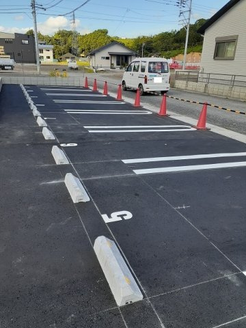 メゾン　ド　リバーサイドの駐車場
