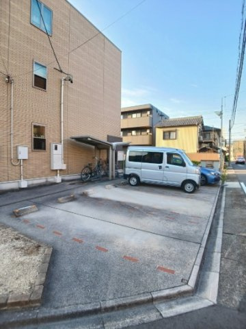 レジデンス　フジⅢの駐車場