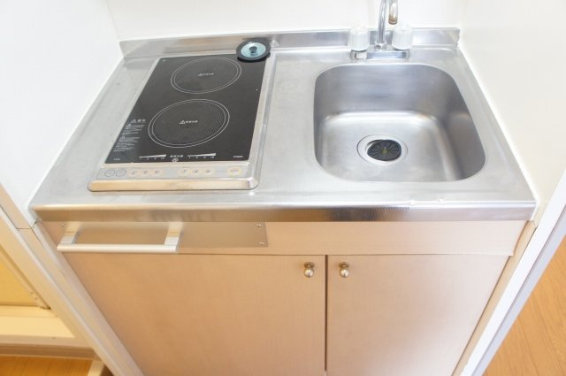 レオパレスＷｅのキッチン|使い勝手の良い２口電気コンロ付でお料理が楽しめます♪
