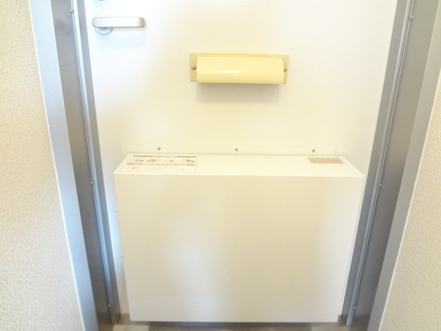 レオパレス宮西ストリートの玄関|宅配ボックスつき