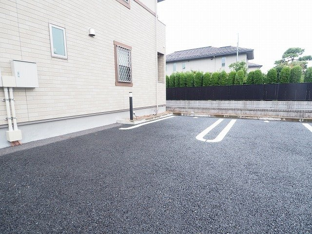 クレオ　レジデンスの駐車場