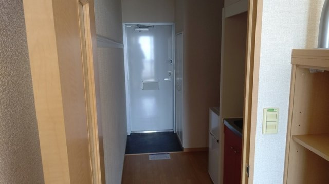 レオパレスヨネザワの玄関