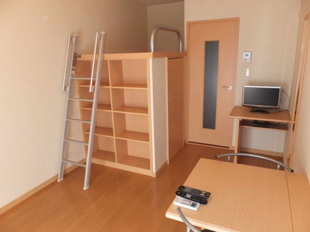 レオパレスプラスパＢの居間・リビング|1F フローリング　2Ｆ以上はじゅうたんタイプのお部屋です！