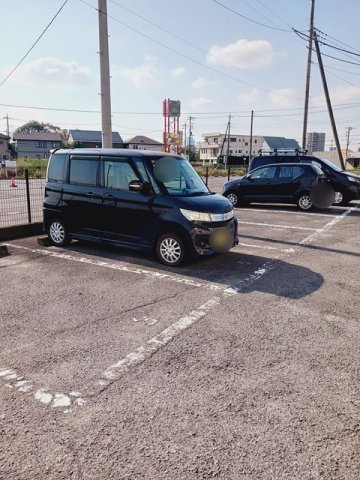 メゾンファミールの駐車場