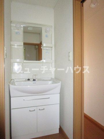 アムールベルＢの洗面所|明るい洗面所です