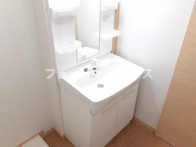 アクア　ガーデン　Ⅲの洗面所|ゆったりとスペースのある洗面所