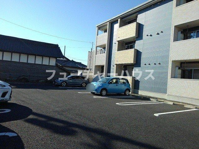 ノイ・シャングリラの駐車場