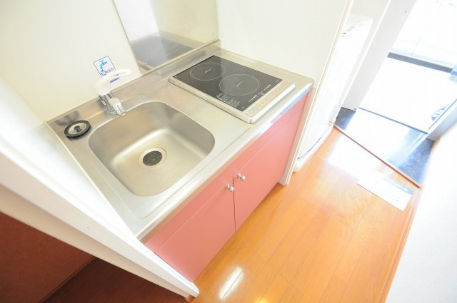レオパレスコンフォート東野のキッチン|ラジエントヒーター2口