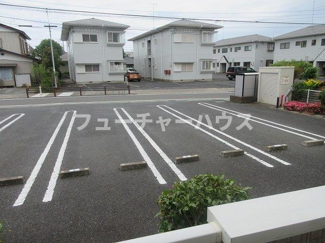 ブリッサトーレの駐車場