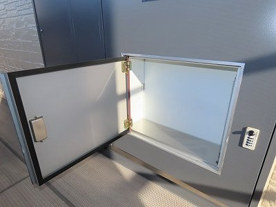 レオパレスセブンハート上田の玄関|玄関扉に宅配ボックスあり