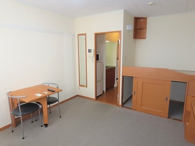 レオパレスセブンハート上田の居間・リビング|ハイベッドタイプのお部屋です