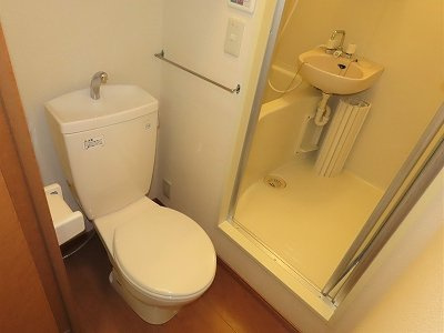 レオパレスセブンハート上田のその他|トイレ内にお風呂の入口扉があります