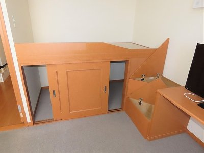 レオパレスセブンハート上田の内装|ベッド下、階段下は大容量収納！