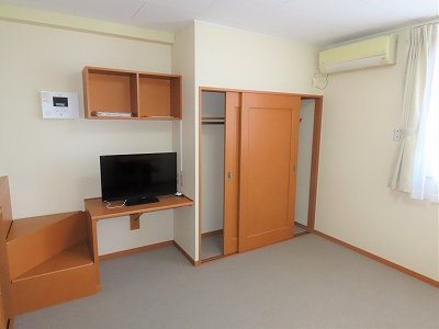 レオパレスセブンハート上田の居間・リビング|家具家電が備え付けのお部屋です