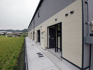 レオパレスＣＯＺＹ　ＣＯＵＲＴの玄関