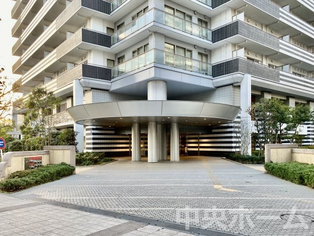WコンフォートタワーズWESTのエントランス|【エントランス】マンションのエントランスは、その物件の印象を決める、顔とも言える場所です。毎日通る場所ですからきれいなのが一番です。エントランス内はオートロックですので暮らしの安全も確保されています。
