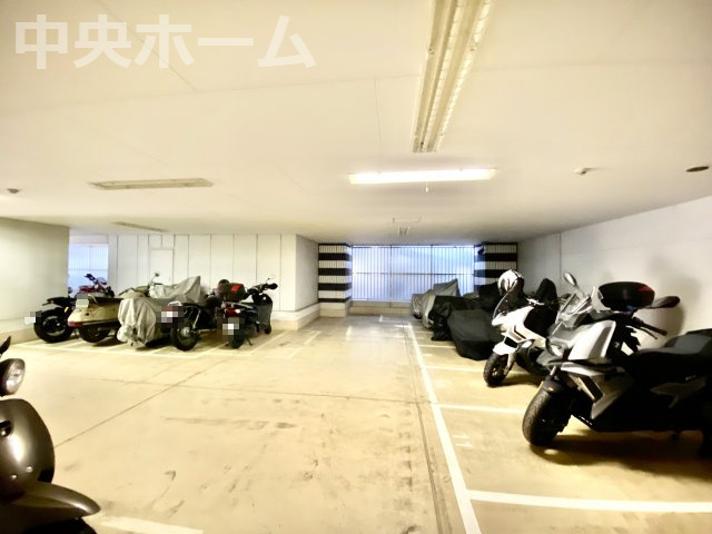 WコンフォートタワーズWESTの駐車場|【バイク置場】最新の空き状況や費用などの詳細は担当スタッフまでお問い合わせください。