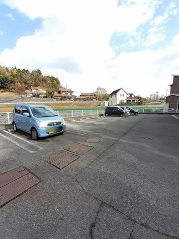 リバブル・コートＡの駐車場|駐車場があるので、車を買う予定の方も安心です