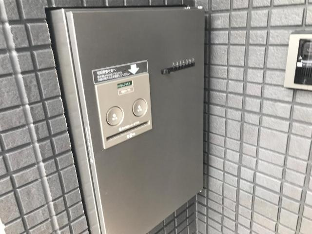 イーストヒルズEの玄関|専用宅配BOX