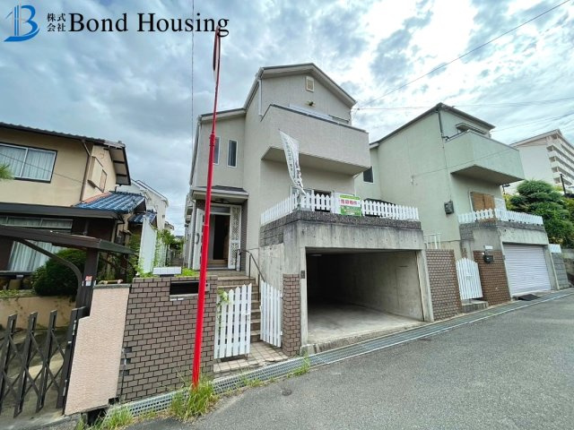 令和8年7月リフォーム済み物件　松が丘1丁目　中古戸建の前面道路含む現地写真