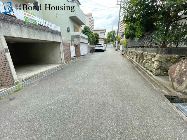令和8年7月リフォーム済み物件　松が丘1丁目　中古戸建の前面道路含む現地写真