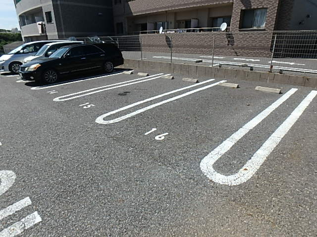 ファイーヴ土穴の駐車場