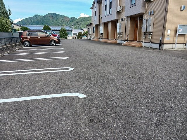 ウエスト・バード・ウィングの駐車場