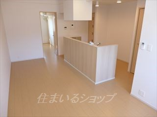 リバーサイド真倉　Hの居間・リビング|お洒落なアイランド風対面キッチン