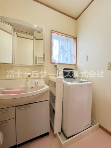 【脱衣所】 | 磐田市国府台　二世帯住宅 | 1階洗面脱衣室　※AIイメージ（お荷物を消す加工済み）