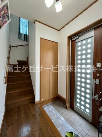 【玄関】 | 磐田市国府台　二世帯住宅 | 二世帯用玄関　※AIイメージ（お荷物を消す加工済み）