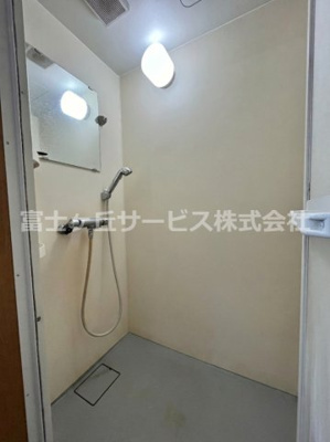 【浴室】 | 磐田市国府台　二世帯住宅 | 2階シャワールーム　※AIイメージ（お荷物を消す加工済み）