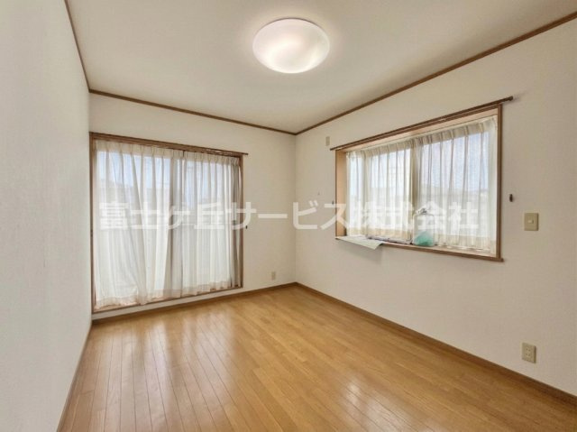 【洋室】 | 磐田市国府台　二世帯住宅 | 2階洋室　※AIイメージ（お荷物を消す加工済み）