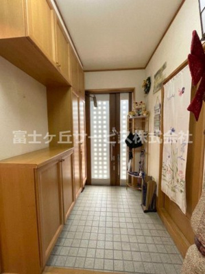 【玄関】 | 磐田市国府台　二世帯住宅 | 正面玄関　※AIイメージ（お荷物を消す加工済み）