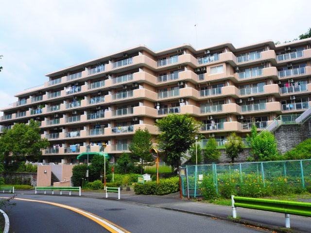 日野市三沢の中古マンションの外観