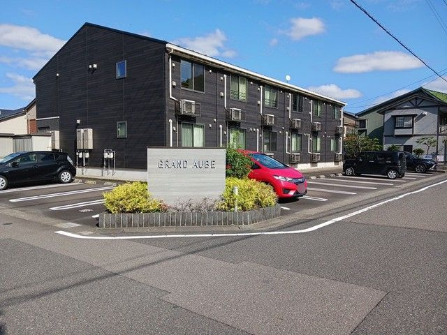 グランド　オーブの駐車場
