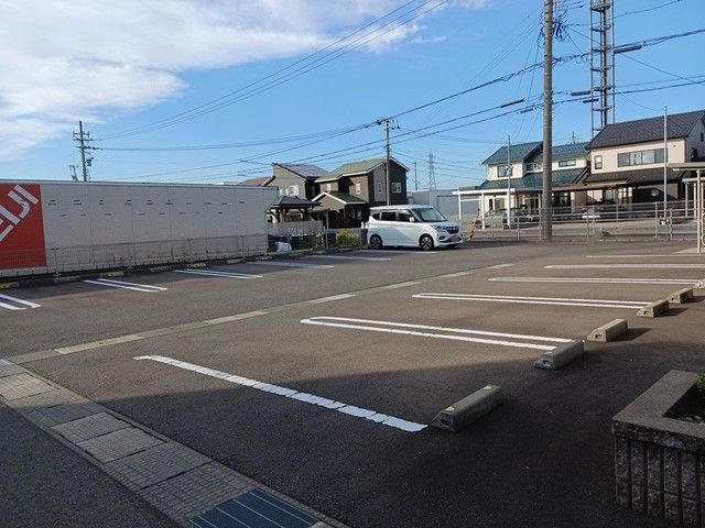 アンジュ・レーヴの駐車場