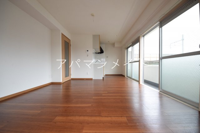 【居間・リビング】 | ポートハイツ | ２面バルコニーのお部屋です！