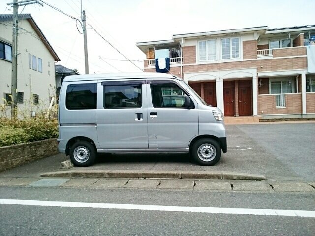 サニーカーサの駐車場