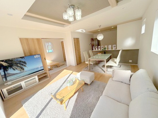 【居間・リビング】 | ☆☆☆新築分譲　郡山市富田町西原TE　全２棟！！ | LDK20~20.25帖！！
明るい陽光が差し込む心地よいリビング空間♪※実際に現地に家具はおかれておりません。また価格に家具は含まれておりません。(作成CG)