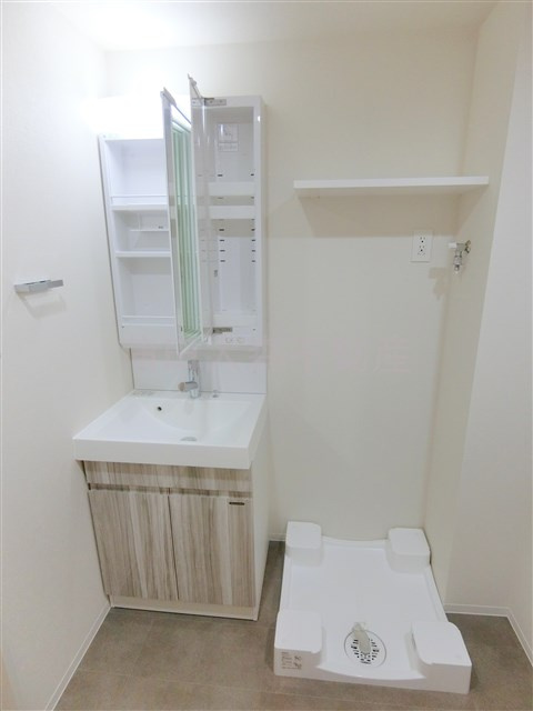 クオリタス蒲田の洗面所|洗面脱衣所　2面鏡の独立洗面台　洗濯機置き場